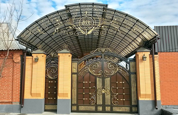 Купить или заказать ворота для дома с навесом - стильные и надежные решения для вашего участка в Дагестанских Огнях от 41553 руб | ВоротМастер-Дгс