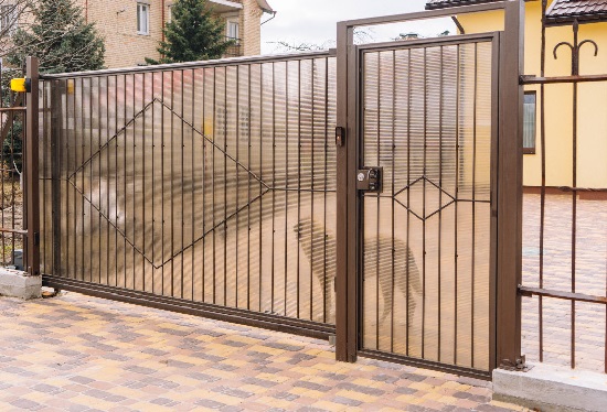 Купить ворота из профлиста с элементами ковки, с металлическими столбами в рамке или под дерево в Дагестанских Огнях от 153330 руб